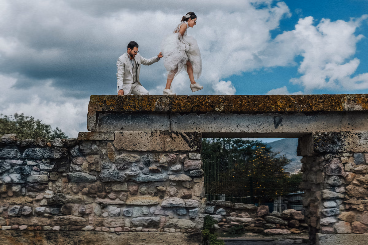 Novia caminando el dia de su boda