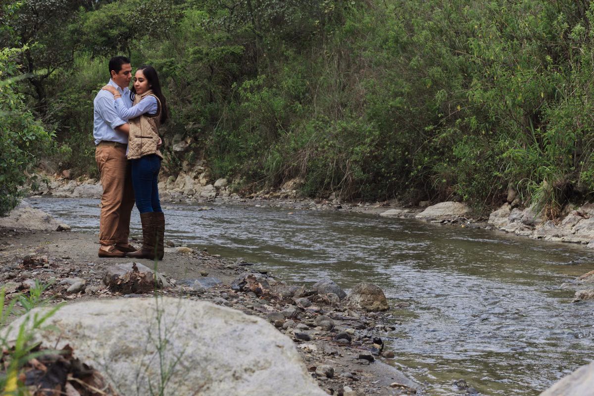 Sesión preboda de Miriam & Cesar en Bosque de la Primavera, Estadio Omnilife