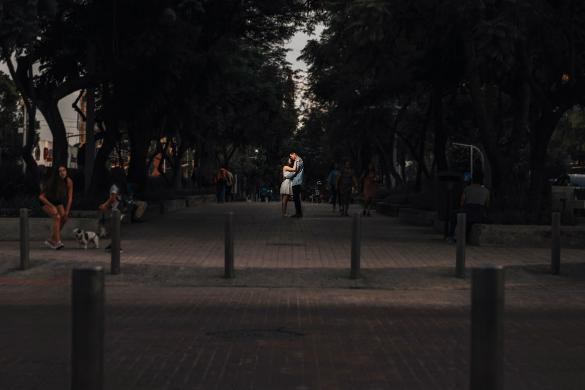 Sesión preboda de Sarahi & Diego en Calles de Chapultepec, Guadalajara, Jal