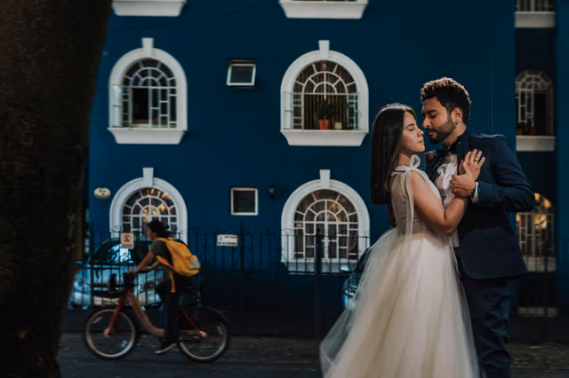 Sesión de trash the dress de Gaby & Zarate en Col. Chapultepec, Guadalajara, Jal