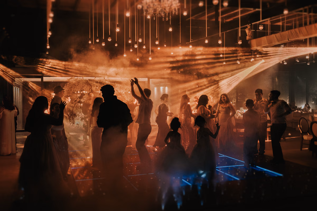 Pista de baile entre humo y luces colgantes en la boda de Destiny y Bryan, Hacienda La Bendita, Mazamitla