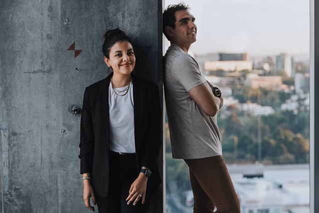 Sesión de compromiso de Nayra & Miguel en Galeria de Arte Peruzzi