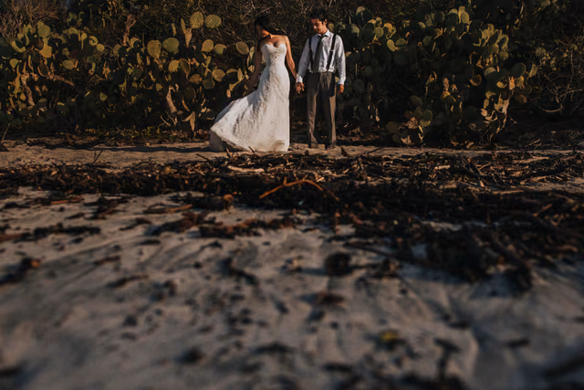 Sesión de trash the dress de Sara & Leonel en Isla Cocinas, Punta Pérula, Jalisco