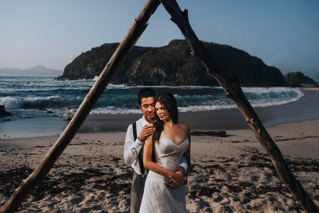 Sesión de trash the dress de Sara & Leonel en Isla Cocinas, Punta Pérula, Jalisco