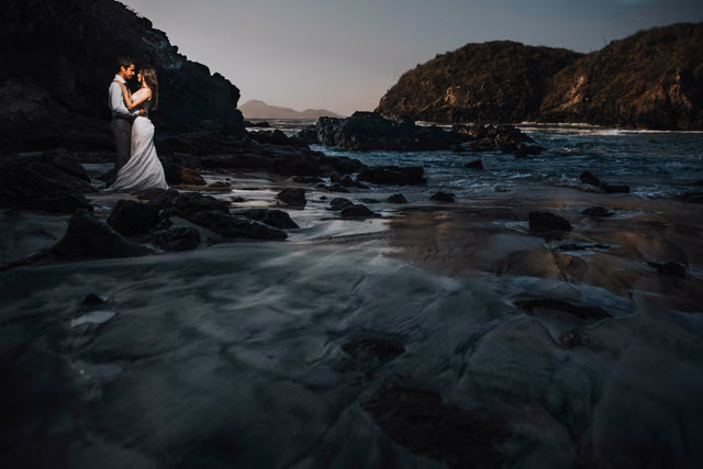 Sesión de trash the dress de Sara & Leonel en Isla Cocinas, Punta Pérula, Jalisco