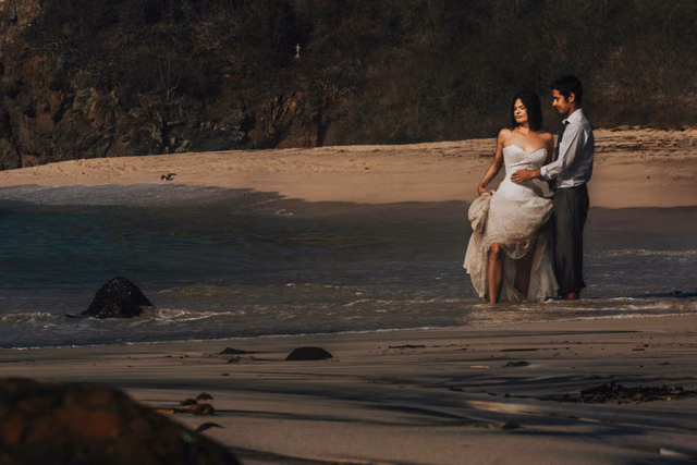 Sesión de trash the dress de Sara & Leonel en Isla Cocinas, Punta Pérula, Jalisco
