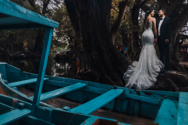 Sesión de trash the dress de Montze & Alex en Lago de Camécuaro, Michoacan de ocampo