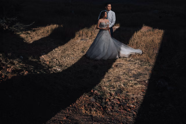Sesión de trash the dress de Pau & Jaime en Laguna de Sayula, Jalisco, Mexico