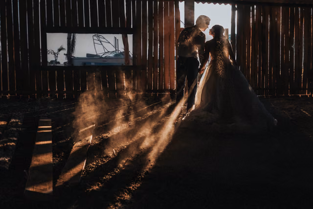 Sesión de trash the dress de Pau & Jaime en Laguna de Sayula, Jalisco, Mexico