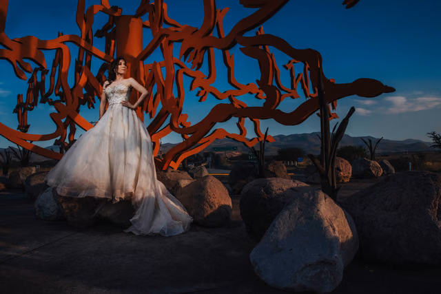 Sesión de trash the dress de Pau & Jaime en Laguna de Sayula, Jalisco, Mexico