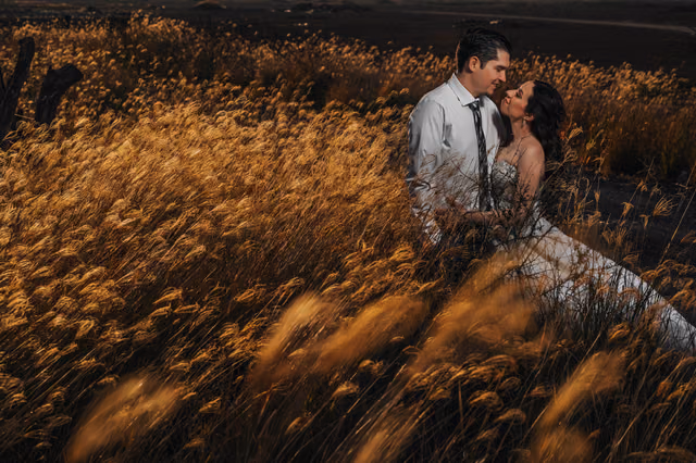 Sesión de trash the dress de Pau & Jaime en Laguna de Sayula, Jalisco, Mexico