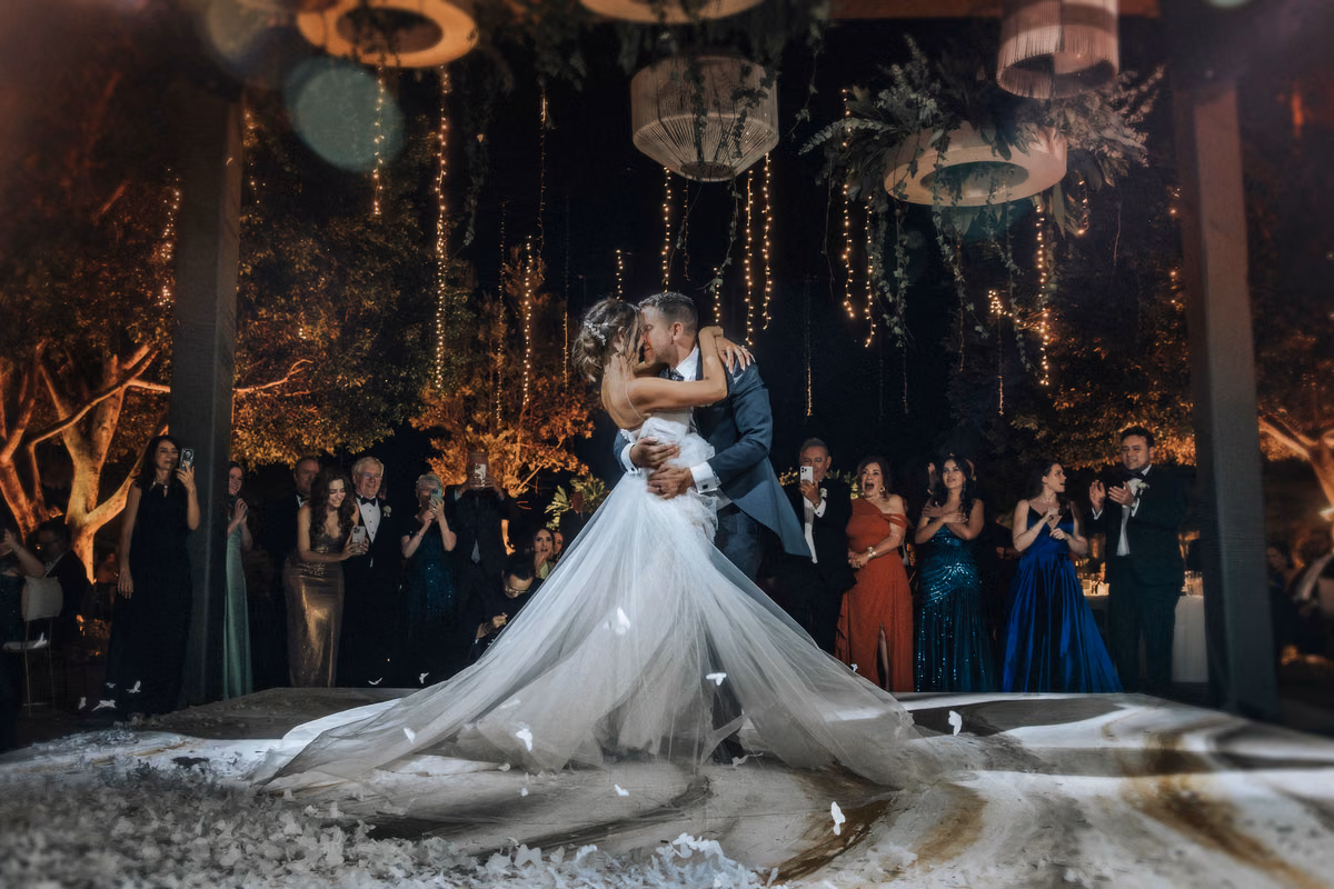 Pareja bailando su primer baile en boda en lago del rey, Guadalajara — fotografía documental por Taking Moments