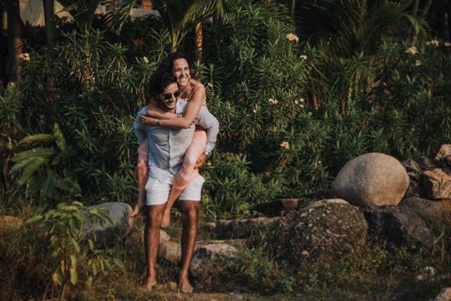 Sesión preboda de Vivi & Arturo en Playa Conchas Chinas, Pto. Vallarta