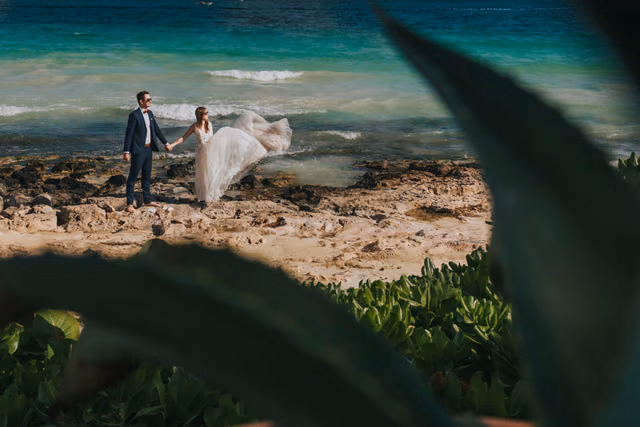 Sesión de trash the dress de Magda & Oscar en en Tulum, Quintana Roo, Mexico