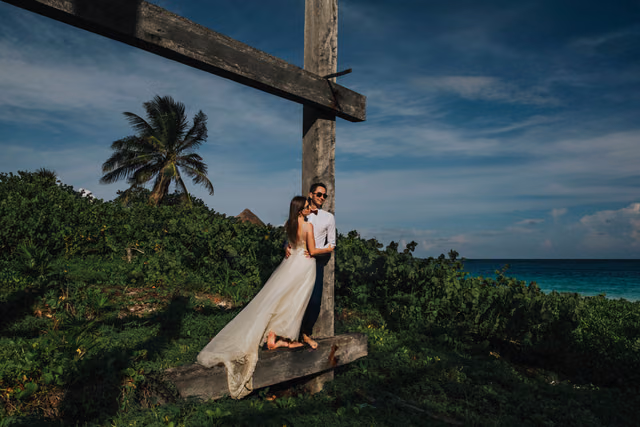 Sesión de trash the dress de Magda & Oscar en en Tulum, Quintana Roo, Mexico