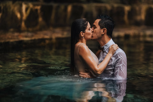 Sesión de trash the dress de Magda & Oscar en en Tulum, Quintana Roo, Mexico